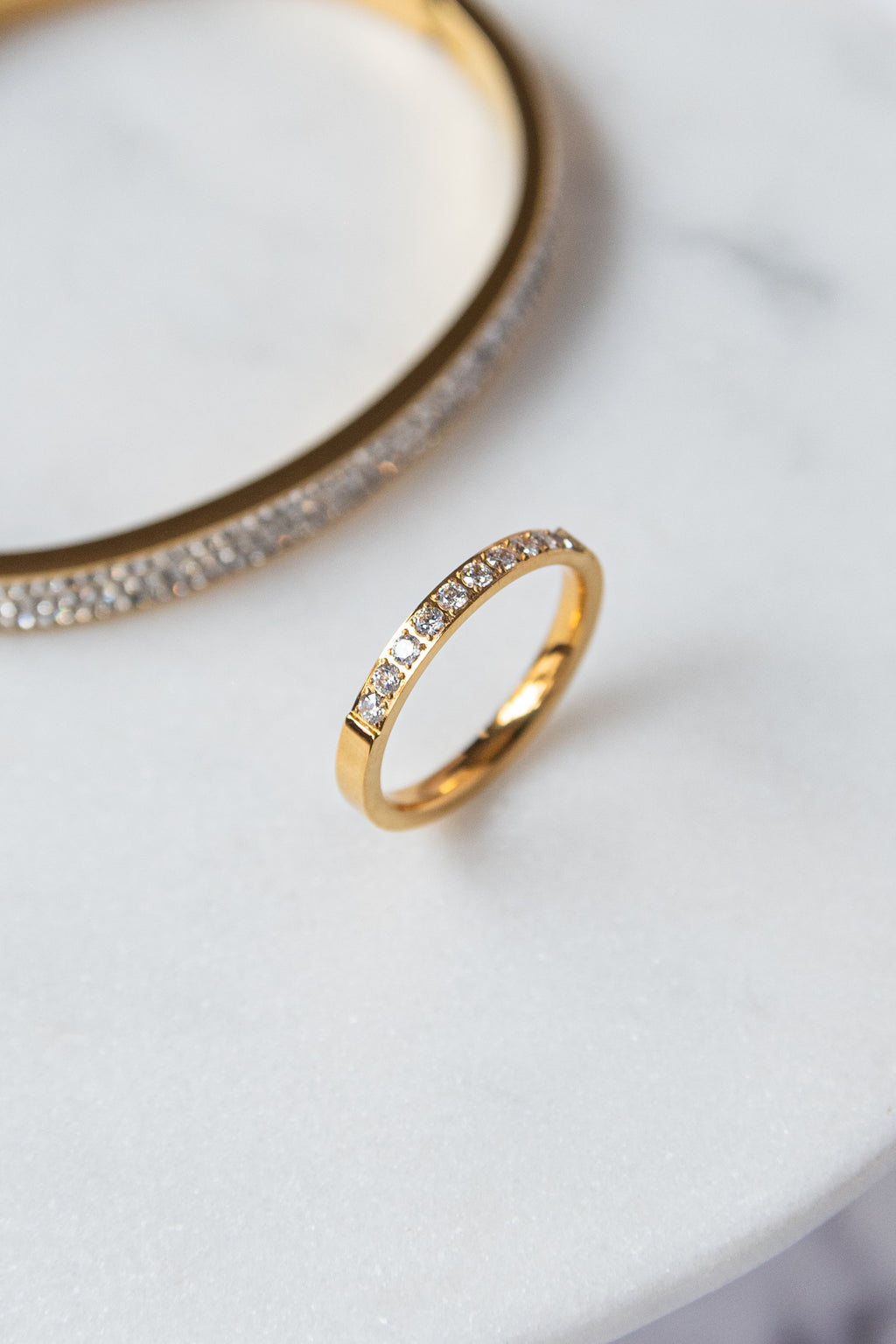 anillo de acero, oro y circonias