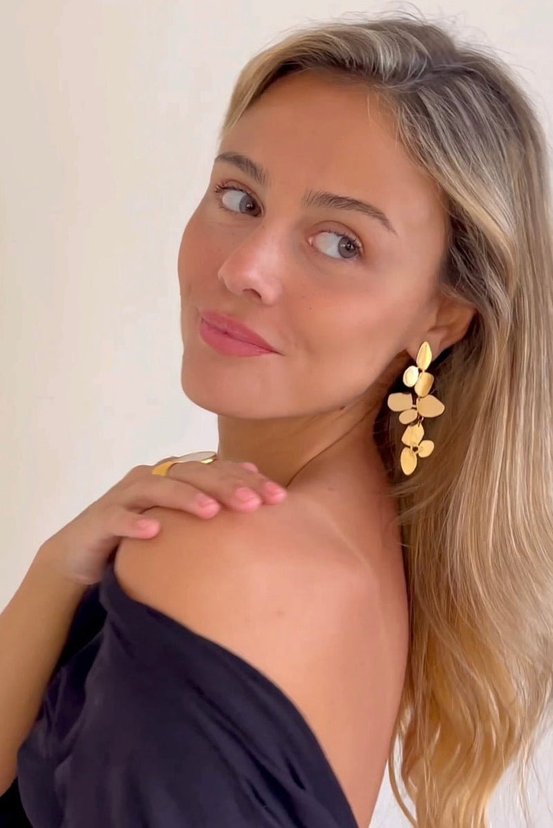 Caravanas largas de acero dorado en modelo | CARLOTA