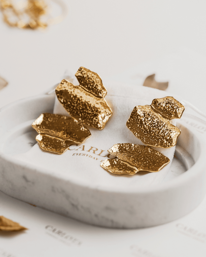 Aros grandes martillados, en acero con baño de oro 18k de joyería CARLOTA