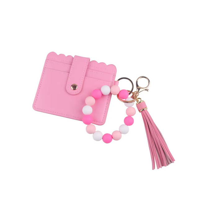 Llavero pulsera con cuentas en tonos rosa, tarjetero rosa con broche y flecos en eco cuero colgante
