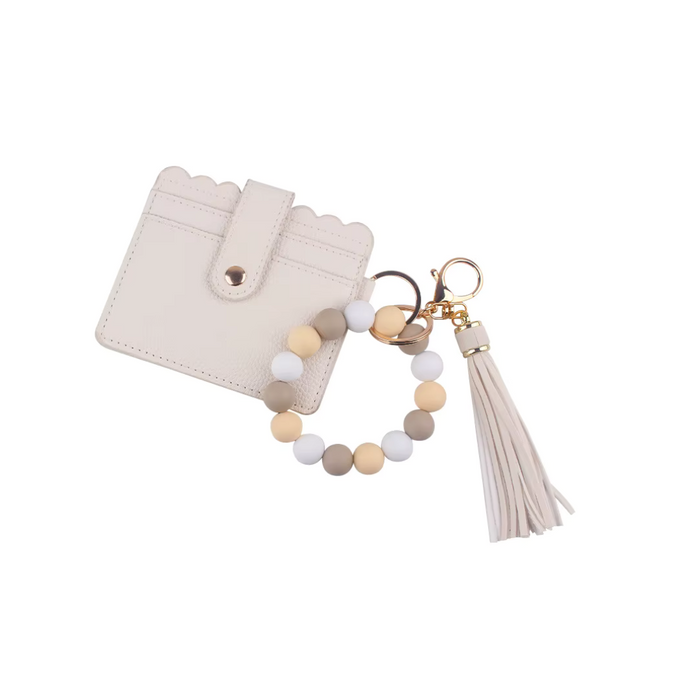Llavero pulsera con cuentas claras y blancas, tarjetero blanco con broche y fleco colgante

