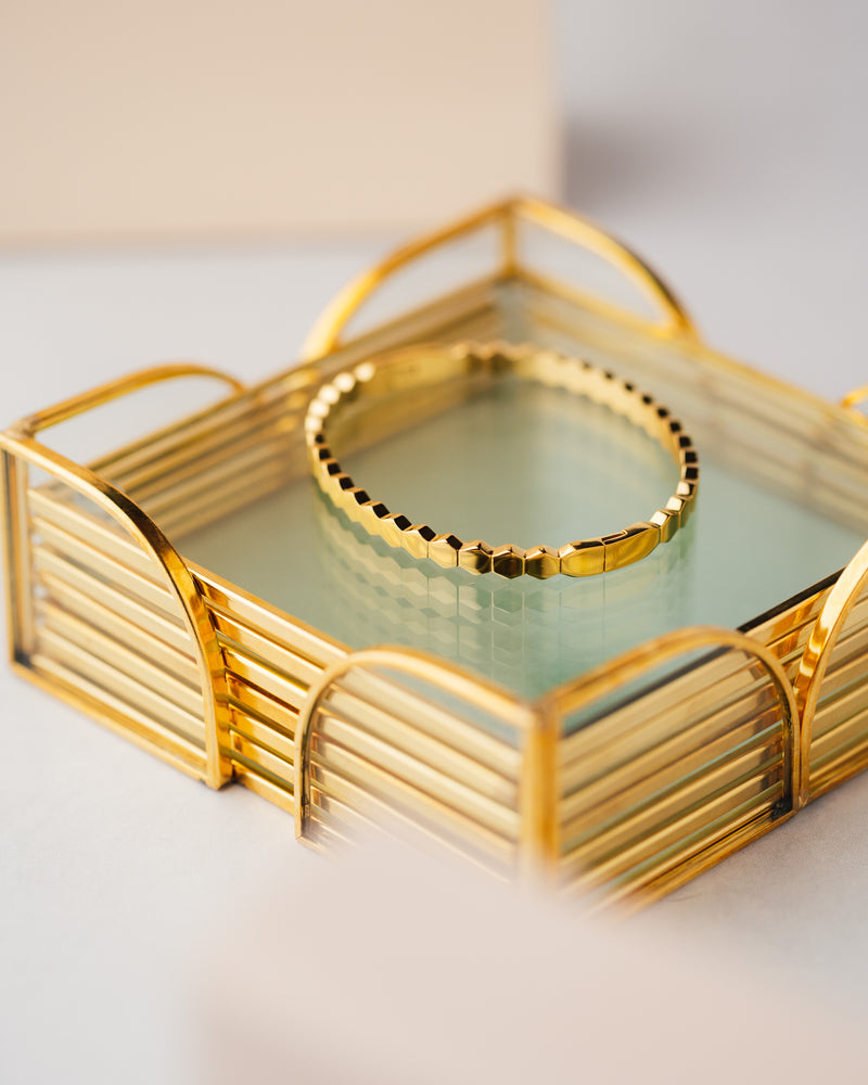 Pulsera de acero quirúrgico dorado con diseño hexagonal moderno