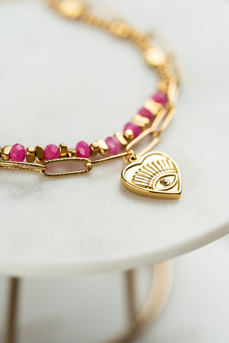 Pulsera doble de acero dorado y piedras en tonos rosa con dije corazón