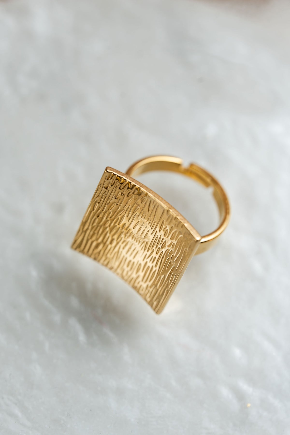 Anillo cuadrado en acero dorado CARLOTA