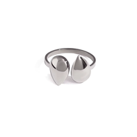 Anillo plateado en acero quirúrgico con diseño de doble gota ajustable