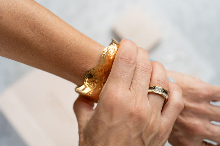 Anillo de acero dorado, números romanos y circonias