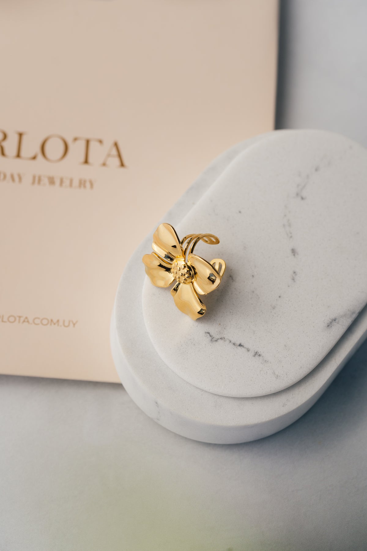 Anillo abierto y ajustable en acero quirúrgico con baño de oro en forma de flor modelo Florencia joyería CARLOTA