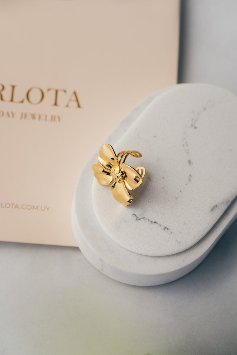 Anillo abierto y ajustable en acero quirúrgico con baño de oro en forma de flor modelo Florencia joyería CARLOTA