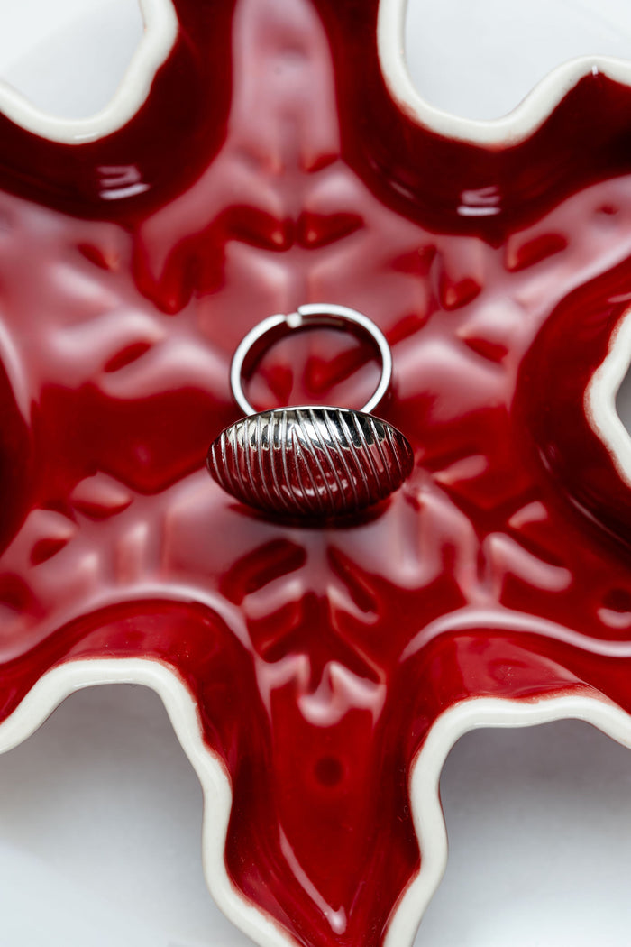 Anillo circular en acero quirúrgico CARLOTA en fondo rojo