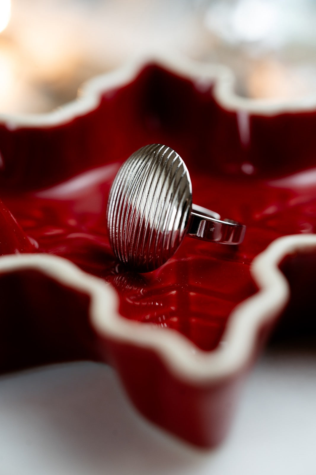 Anillo circular en acero quirúrgico CARLOTA en fondo rojo