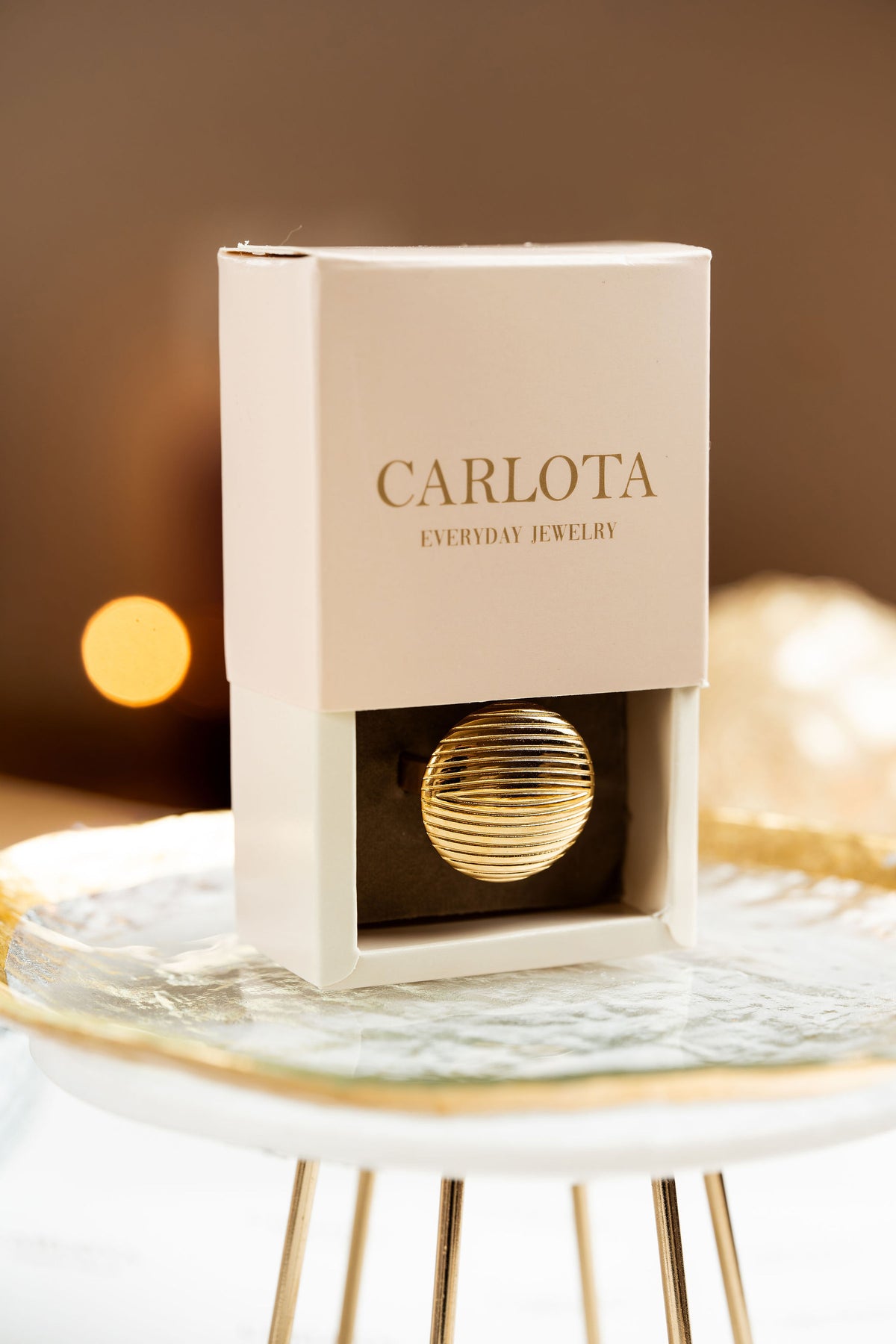 Anillo circular en acero dorado en caja CARLOTA