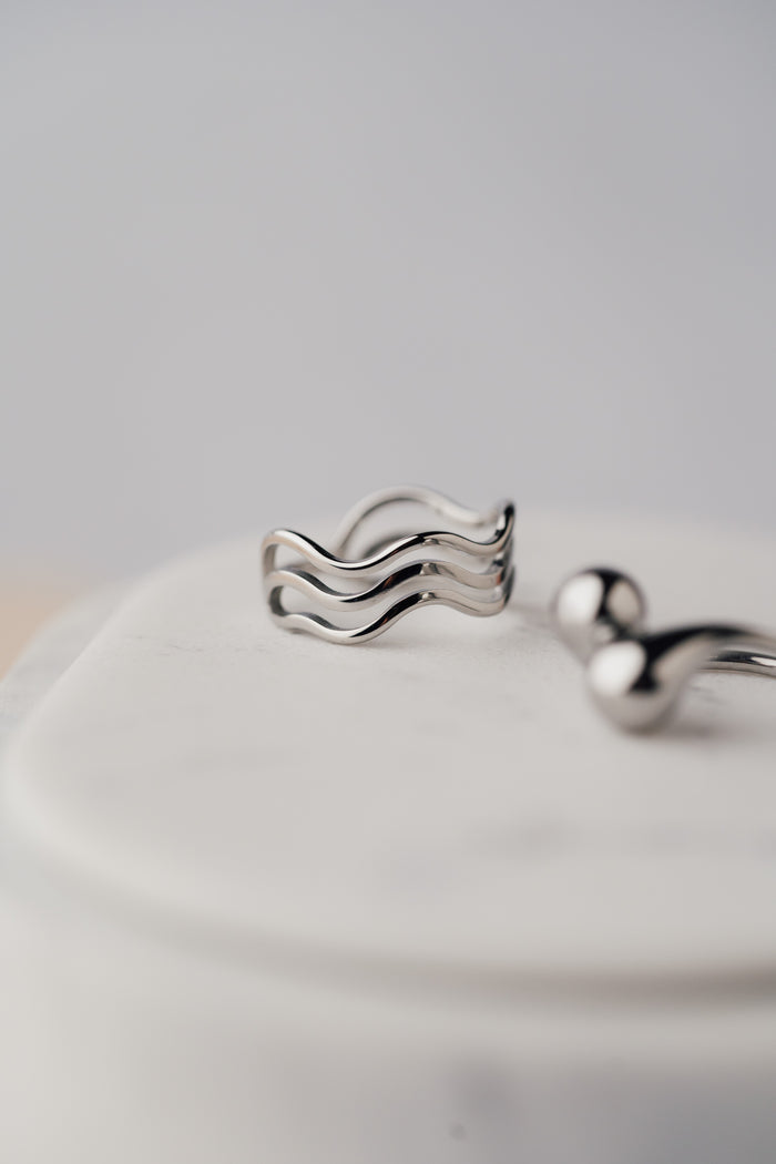 Anillo Ondas de acero quirúrgico con diseño minimalista joyería CARLOTA