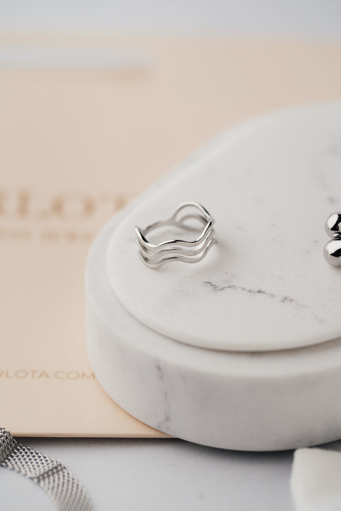 Anillo Ondas de acero quirúrgico con diseño minimalista