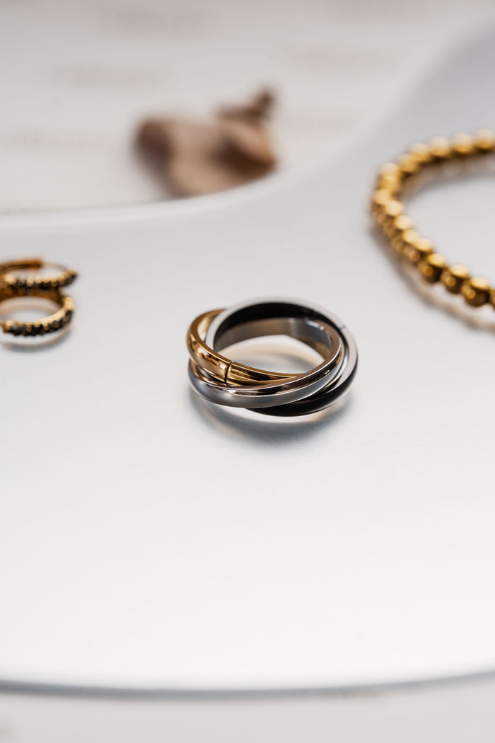 Anillo triple alianza en oro plata y negro

