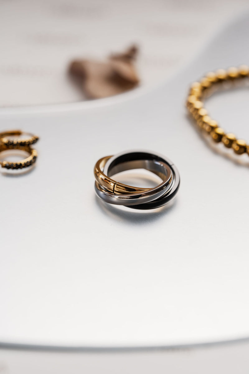 Anillo triple alianza en oro plata y negro
