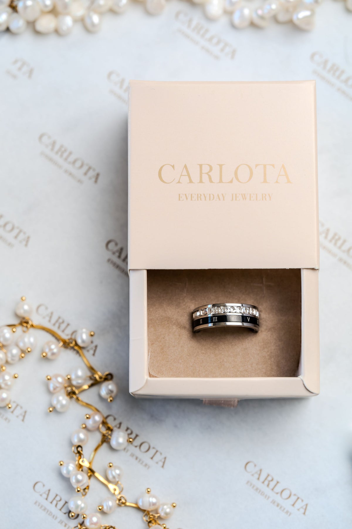 Anillo de acero circonias y números romanos