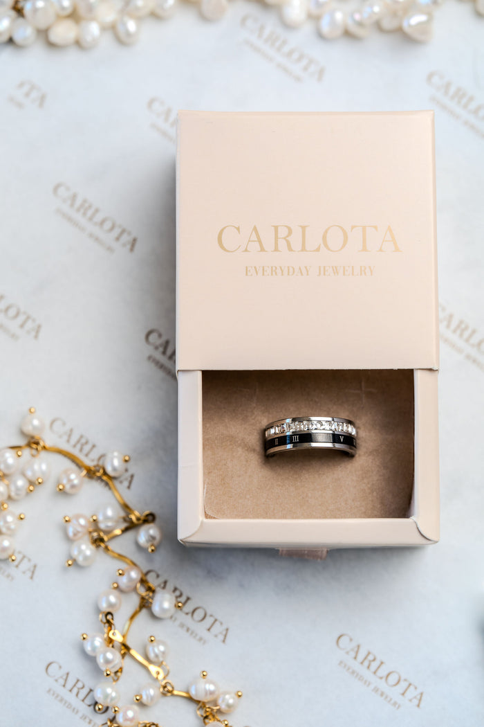 Anillo de acero circonias y números romanos