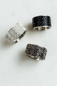 Anillos de acero y brillos anchos en fono blanco, colección de CARLOTA