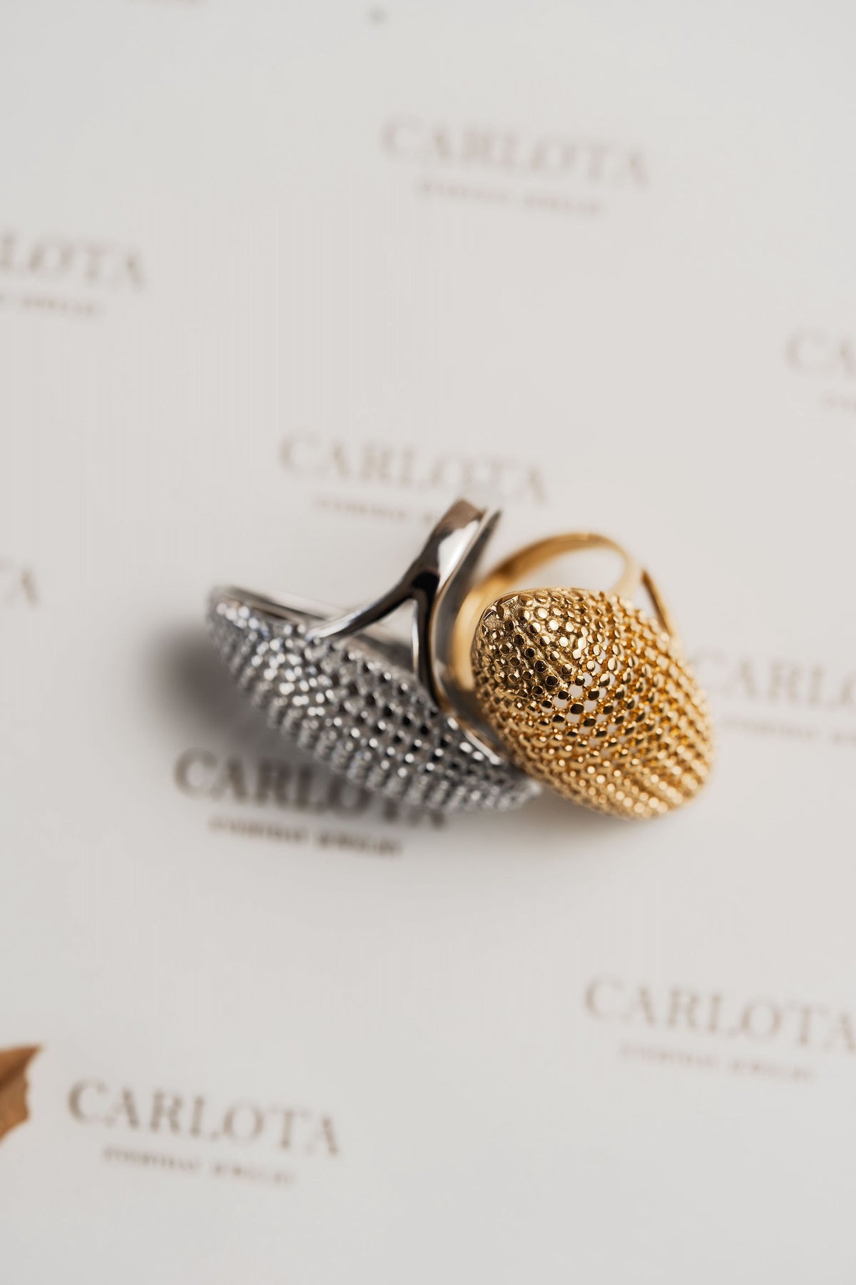Anillos dorado y plateado texturizado en acero quirúrgico – CARLOTA.
