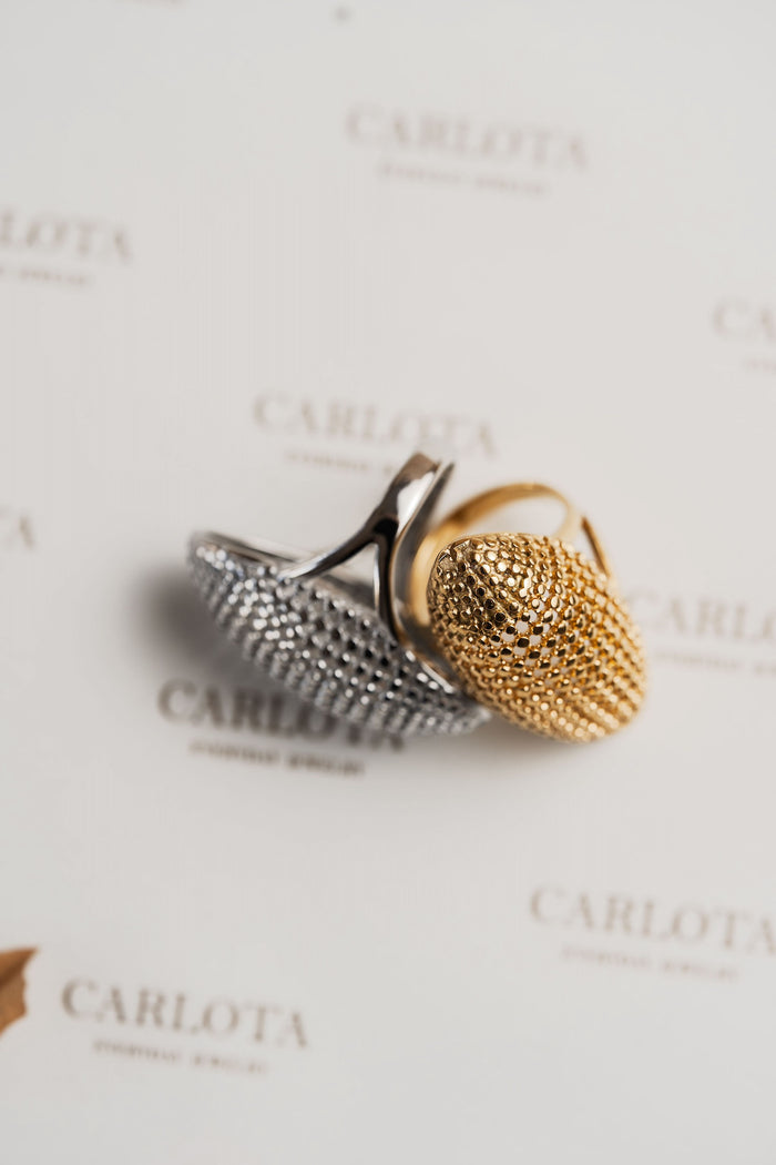 Anillos dorado y plateado texturizado en acero quirúrgico – CARLOTA.