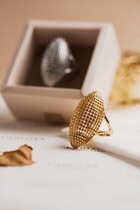 Anillo dorado texturizado en acero quirúrgico con baño de oro – CARLOTA.