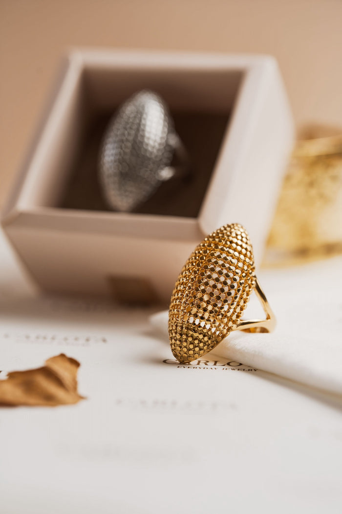 Anillo dorado texturizado en acero quirúrgico con baño de oro – CARLOTA.