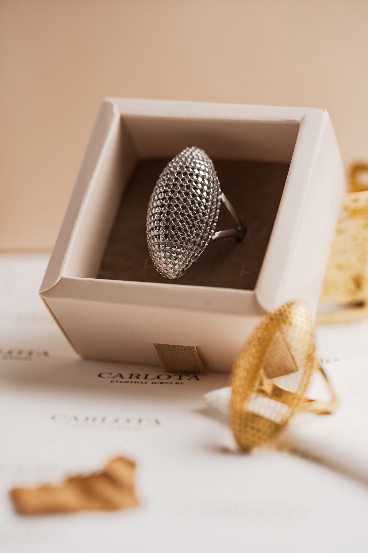 Anillo plateado texturizado en acero quirúrgico en caja para regalar – CARLOTA.