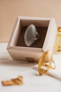 Anillo plateado texturizado en acero quirúrgico en caja para regalar – CARLOTA.