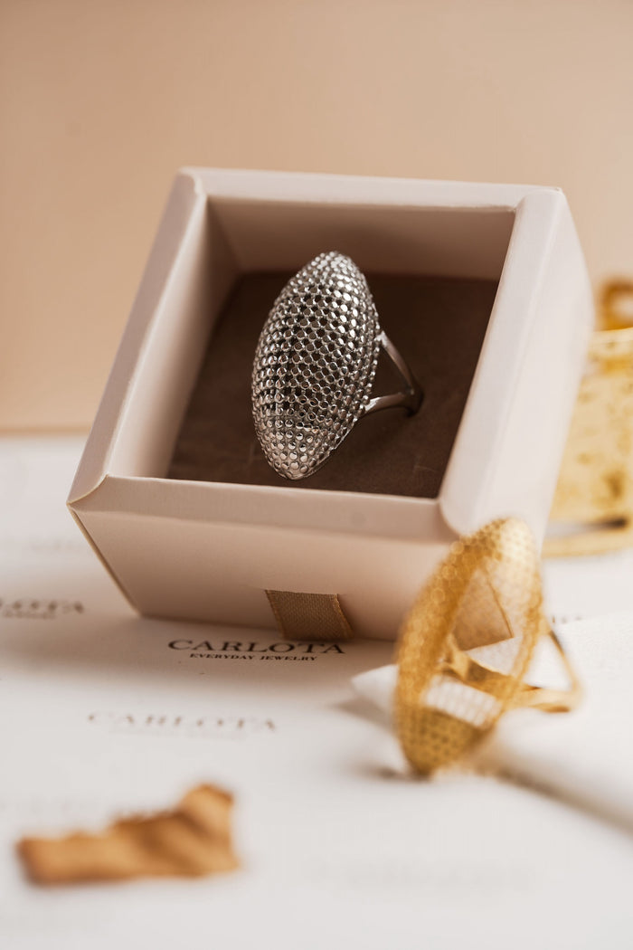 Anillo plateado texturizado en acero quirúrgico en caja para regalar – CARLOTA.