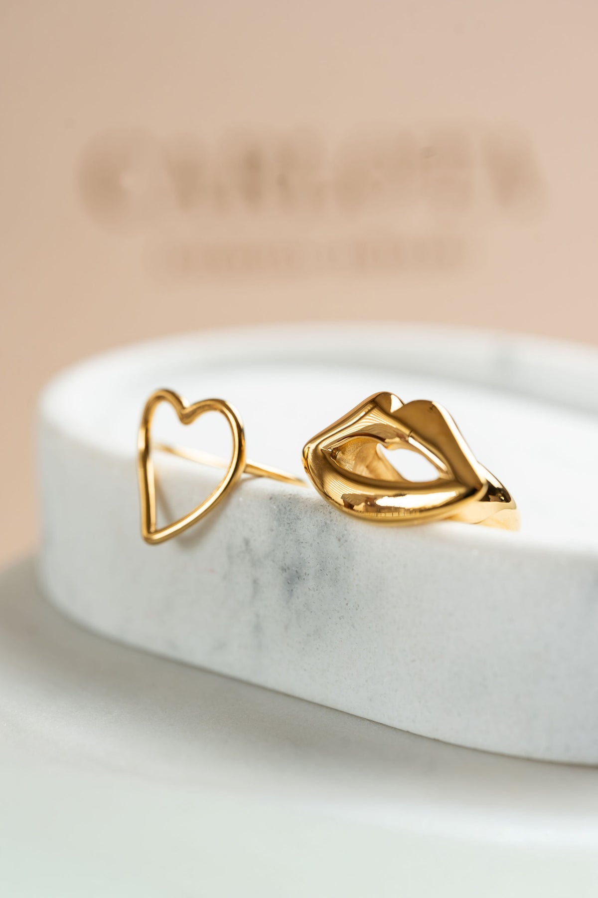 Anillos de acero dorado de CARLOTA con forma de corazón y boca
