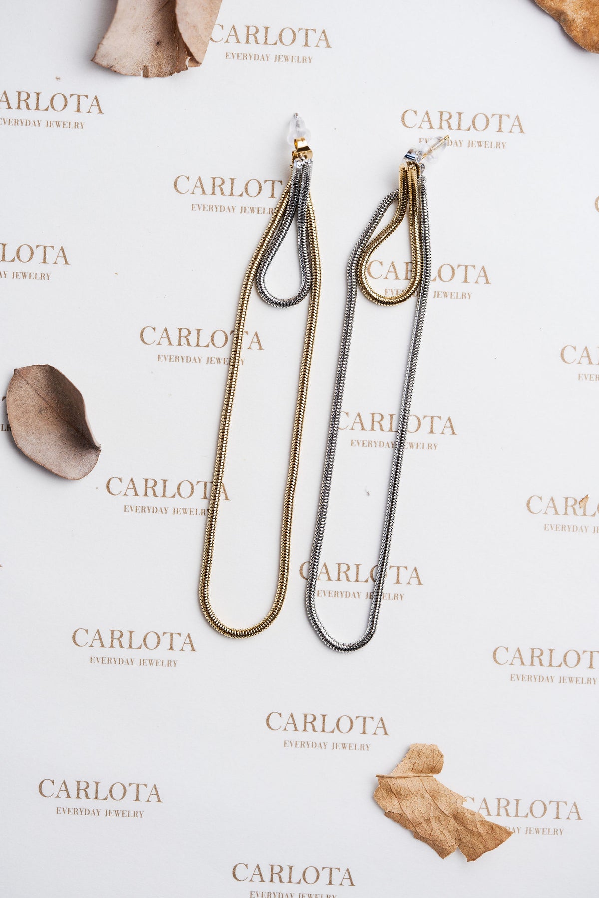 Aros colgantes bicolores con acabado martillado, mezcla de dorado y plateado, modelo Clarisa de CARLOTA.