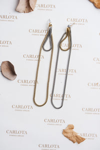 Aros colgantes bicolores con acabado martillado, mezcla de dorado y plateado, modelo Clarisa de CARLOTA.