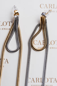 Aros colgantes bicolores con acabado martillado, mezcla de dorado y plateado, modelo Clarisa de CARLOTA.