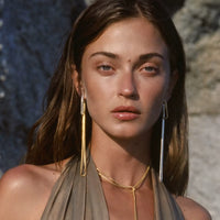 Aros colgantes bicolores con acabado martillado, mezcla de dorado y plateado, modelo Clarisa de CARLOTA. en modelo