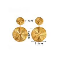 Aros dorados con argolla pequeña y dije circular con textura martillada, modelo Eloísa de CARLOTA, con medidas