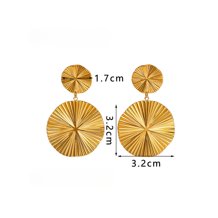 Aros dorados con argolla pequeña y dije circular con textura martillada, modelo Eloísa de CARLOTA, con medidas