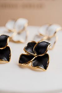 Aros colgantes dorados con forma de flor abierta irregular y acabado texturizado, modelo Fiorella de CARLOTA.