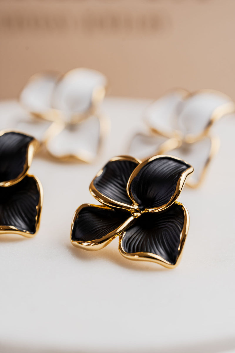 Aros colgantes dorados con forma de flor abierta irregular y acabado texturizado, modelo Fiorella de CARLOTA.