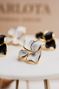 Aros colgantes dorados con forma de flor abierta irregular y acabado texturizado, modelo Fiorella de CARLOTA.