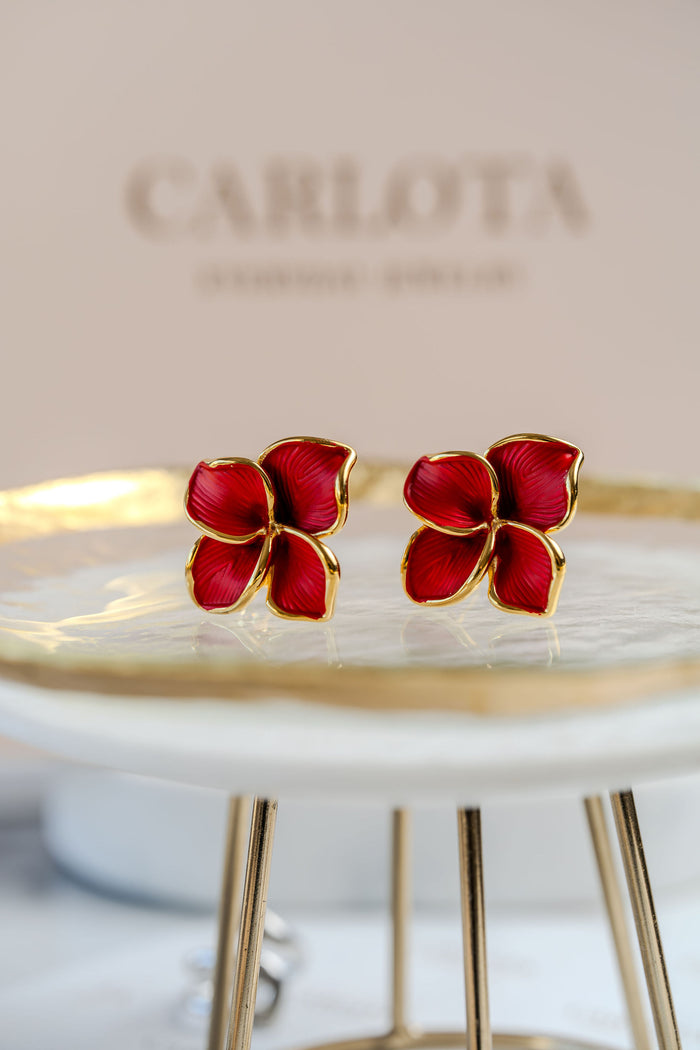 Aros con forma de flor rojas
