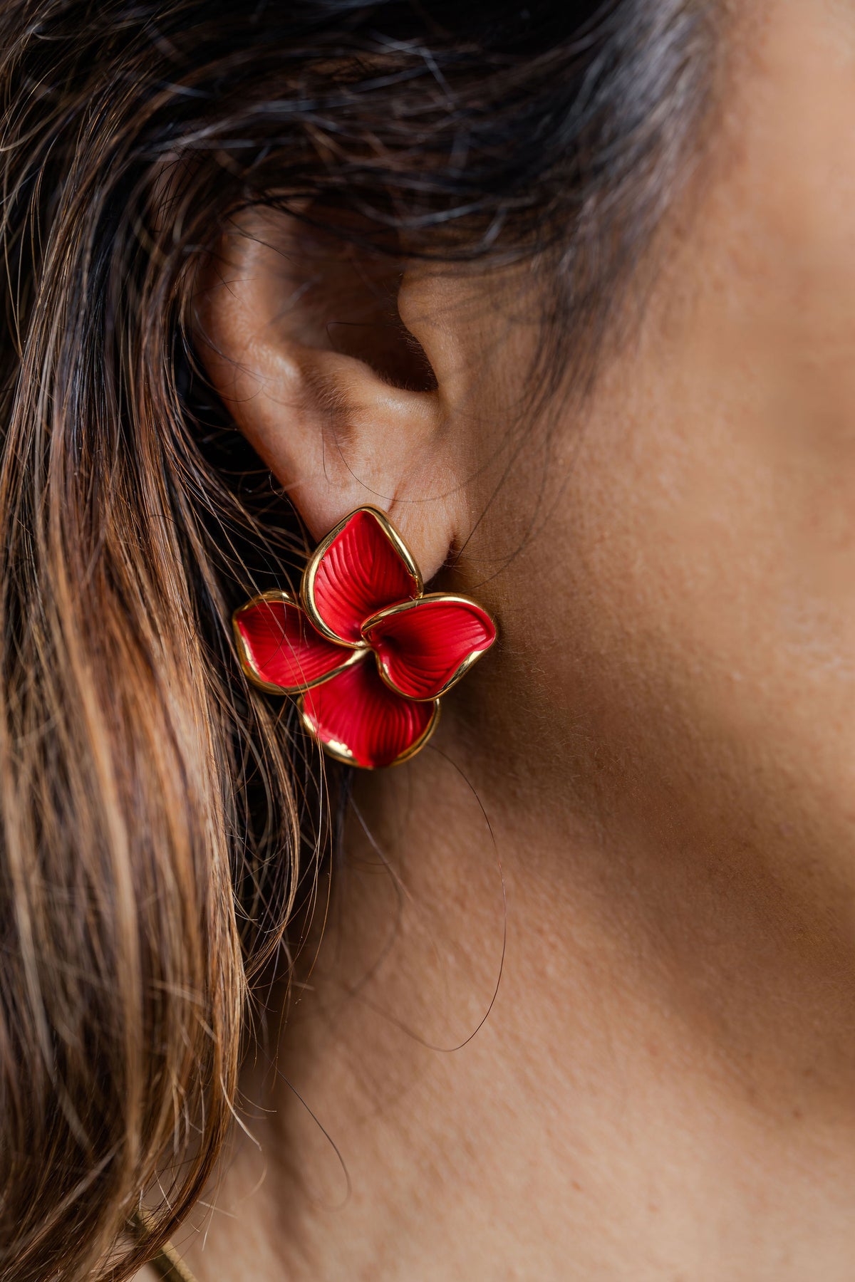 Aros con forma de flor rojas en modelo