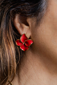 Aros con forma de flor rojas en modelo