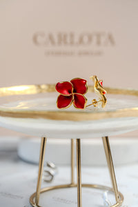 Aros con forma de flor rojas