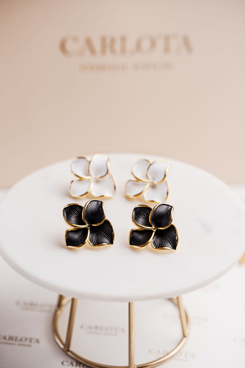 Aros colgantes dorados con forma de flor abierta irregular y acabado texturizado, modelo Fiorella de CARLOTA.