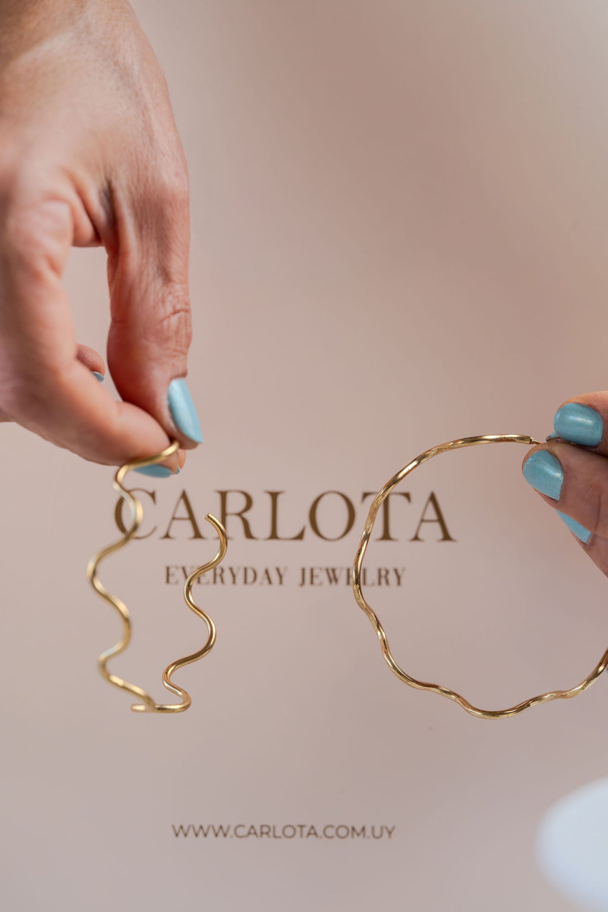 Aros ondulados en acero dorado