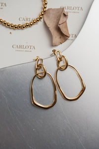 Aros dorados colgantes con diseño irregular orgánico, modelo Romi de CARLOTA.