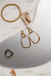 Aros dorados colgantes con diseño irregular orgánico, modelo Romi de CARLOTA.
