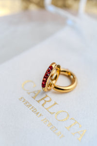 aros pequeños en acero dorado y circonias rojas
