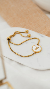 Pulsera ajustable con inicial de acero quirúrgico y baño de oro