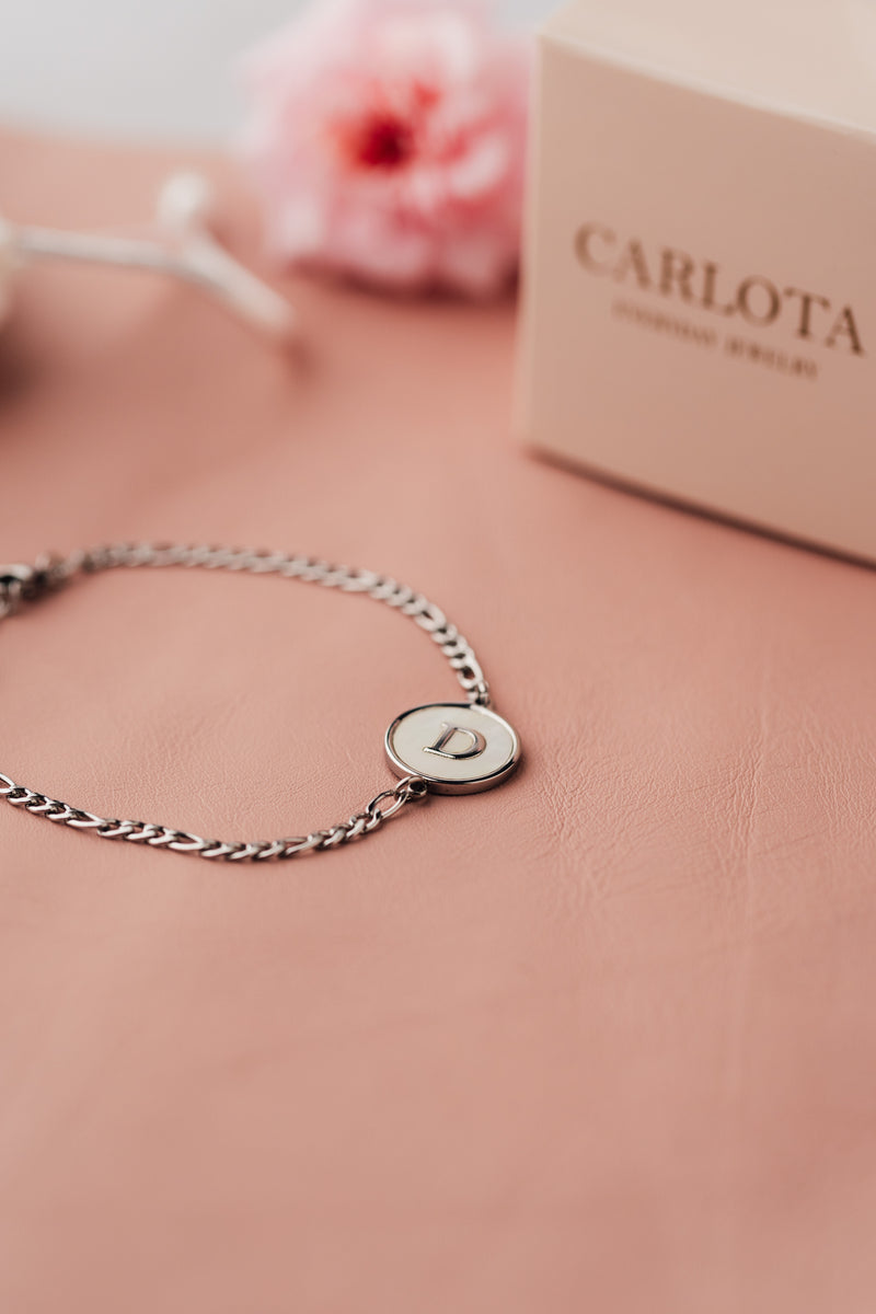 Pulsera Denver Silver de CARLOTA con inicial personalizada, fabricada en acero quirúrgico en color plata.